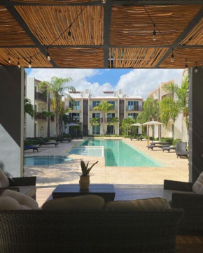 Cozy Poolside Condo